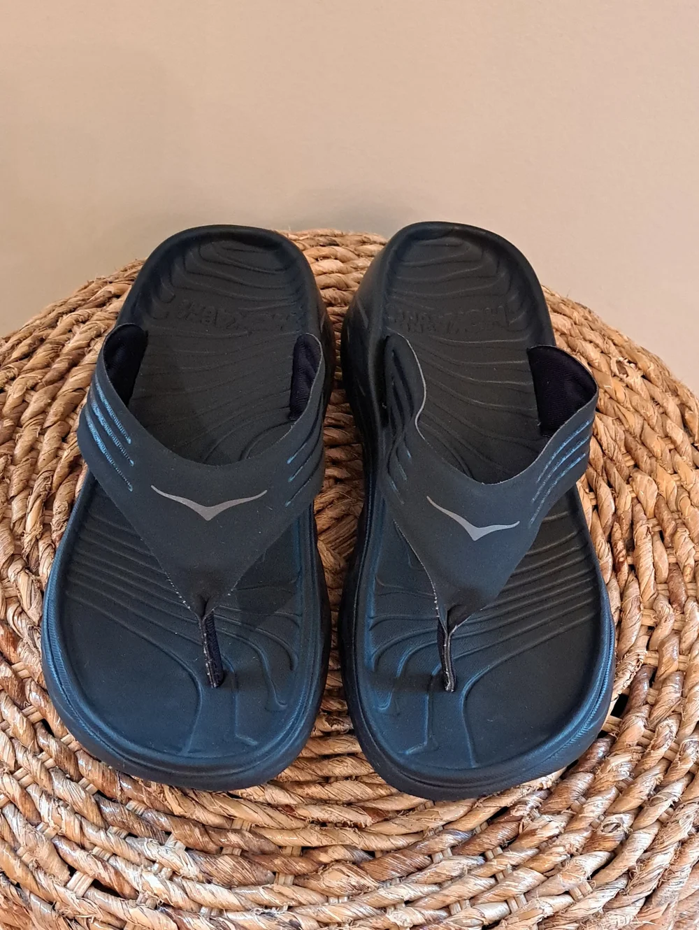 Hoka One One Unisex Ora Recovery Flip Flop Thong Black Rubber Sandals M9/W11